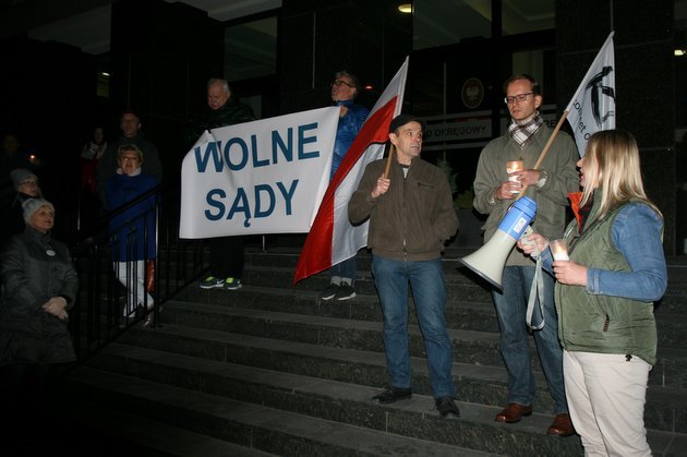 Wróciły protesty w obronie sądów. Czy tym razem przyniosą efekt?