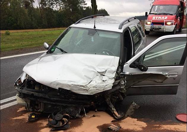 Zderzenie dwóch samochodów na drodze krajowej nr 8. Mężczyzna i kobieta są w szpitalu