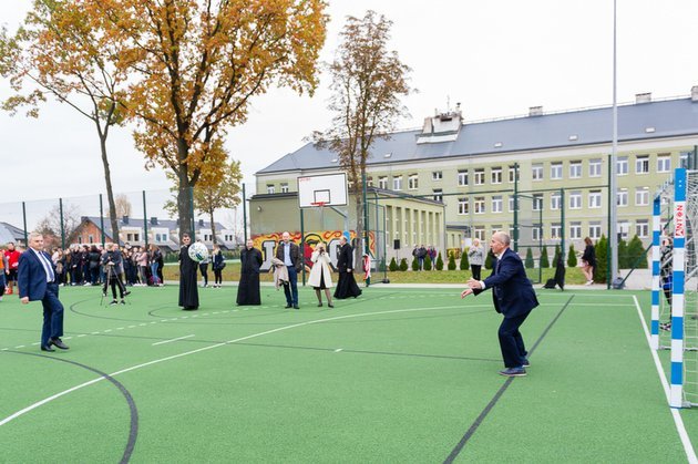 Boisko przy V LO jeszcze bardziej wielofunkcyjne 