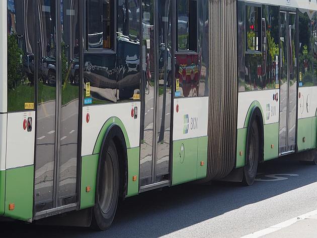 Zderzenie osobówki i autobusu BKM - są utrudnienia