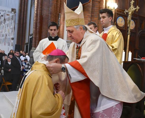 Uroczyste nałożenie paliusza. Tłumy wiernych w białostockiej katedrze