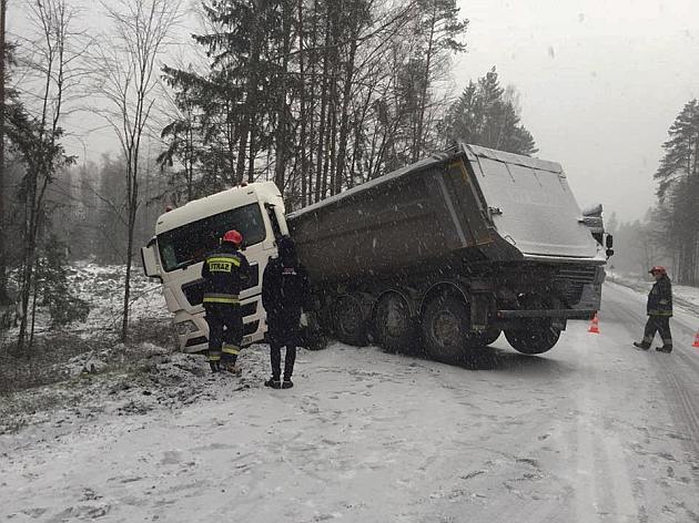 Kolizje, utrudnienia, korki. Zima na podlaskich drogach