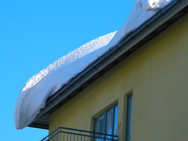 Śnieg może być niebezpieczny. Pamiętajmy o jego usuwaniu