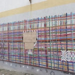 Zniszczony mural. Ktoś namalował na nim swastykę