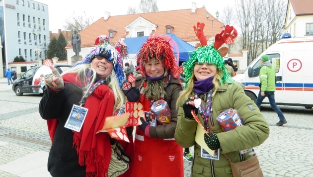 Trwa Finał WOŚP. Scena przed Ratuszem i kolorowi wolontariusze