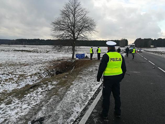 Blokada drogi krajowej nr 65. Samochód dachował, kierowca i pasażerka nie żyją