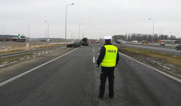 Śmiertelny wypadek na drodze do Warszawy. Ofiary stały nieprawidłowo na prawym pasie ruchu