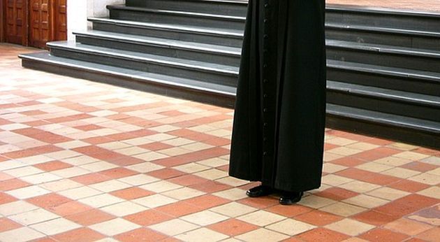 Ksiądz oskarżony o gwałt na nieletniej przebywa w klasztorze. Przyznał się tylko częściowo