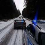 Auto potrąciło mężczyznę na środku drogi. Trafił do szpitala