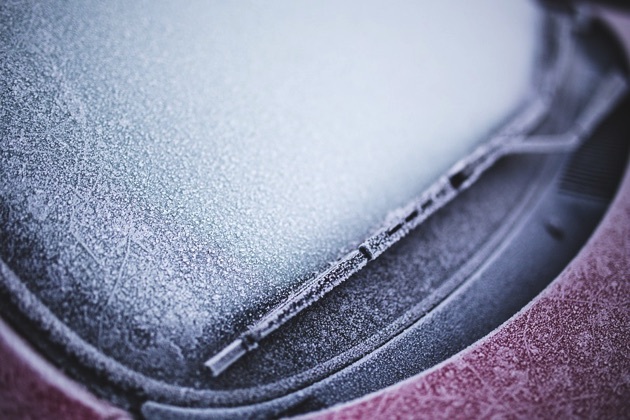 Oto 3 sposoby na szybsze wyruszenie autem do pracy w mroźny, zimowy poranek