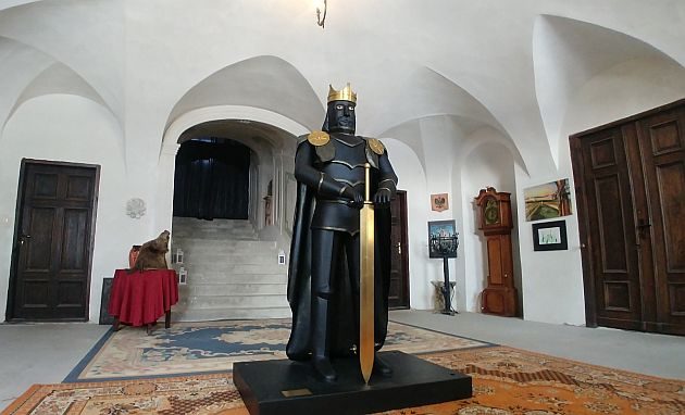 Stalowy rycerz w koronie - rzeźba trafiła na pałacowe salony