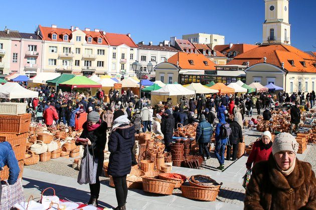 Rozpoczyna się wielkanocny jarmark na rynku. Znajdziemy tam niemal wszystko