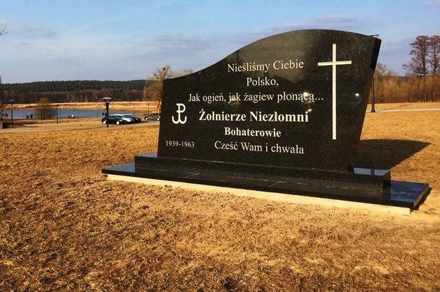 W centrum Supraśla stanął... nagrobek