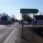 Wypadek z udziałem 3 pojazdów. Droga jest zablokowana [ZDJĘCIA]