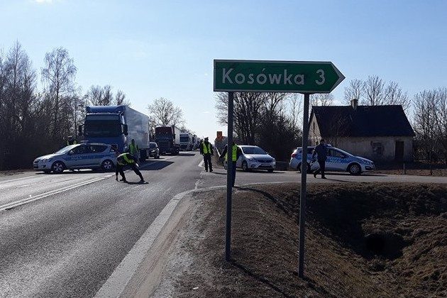 Wypadek z udziałem 3 pojazdów. Droga jest zablokowana [ZDJĘCIA]