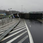 Ulica Kleeberga zablokowana. Przewrócił się tir [ZDJĘCIA]