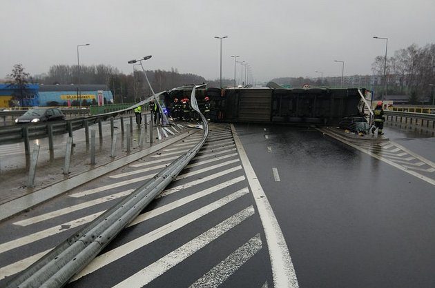 Ulica Kleeberga zablokowana. Przewrócił się tir [ZDJĘCIA]