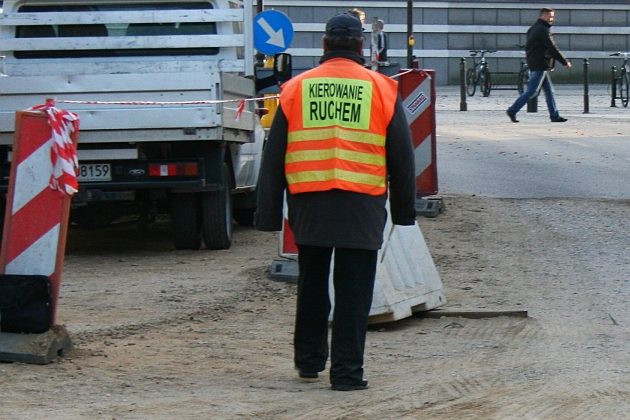 Ręczne kierowanie ruchem na jednym ze skrzyżowań. Mogą się tworzyć korki