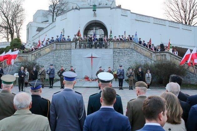 "To wydarzenie tworzy historię kraju". 8. rocznica katastrofy smoleńskiej [ZDJĘCIA]