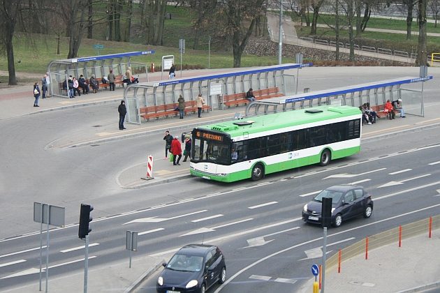 Kradzież pod galerią. Złodziej próbował uciec autobusem