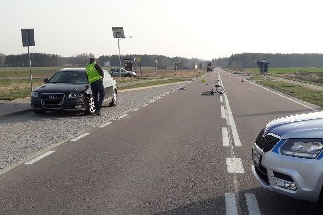 Audi wjechało w rowerzystkę. Kobietę zabrał śmigłowiec