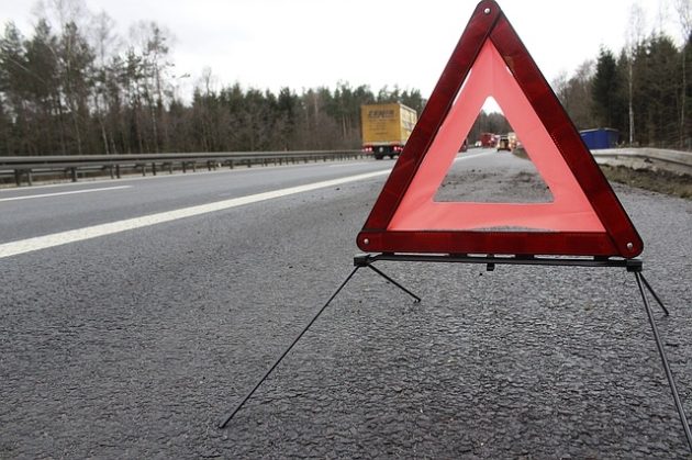 Wypadek na drodze nr 61. Jedna osoba jest ranna