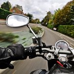 Motocyklista wjechał w grupę rowerzystów