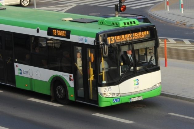 Autobus BKM zderzył się z mercedesem. Kierowca jest ranny