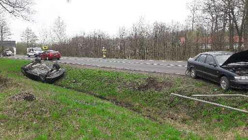 Wypadek podczas wyprzedzania. Dwie osoby są w szpitalu