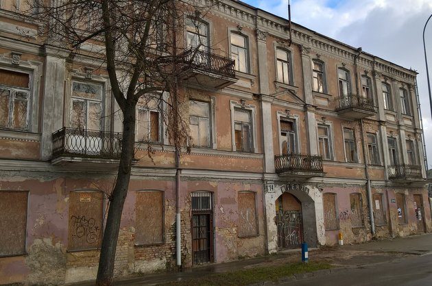 Grozi zawaleniem, ale nikomu się nie śpieszy. Kamienica czeka na remont