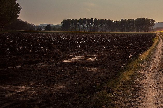 Spłonął mu samochód i telefon, całą noc spędził na polu