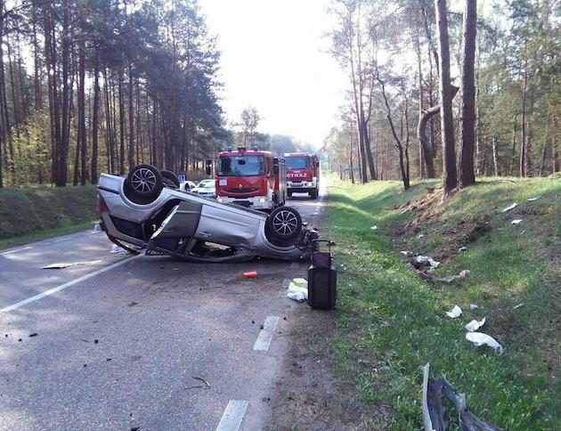 Samochód dachował na trasie do Łomży. Droga zablokowana