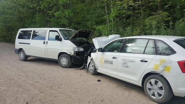 Wypadek na leśnej drodze. Kobieta i dwoje dzieci w szpitalu