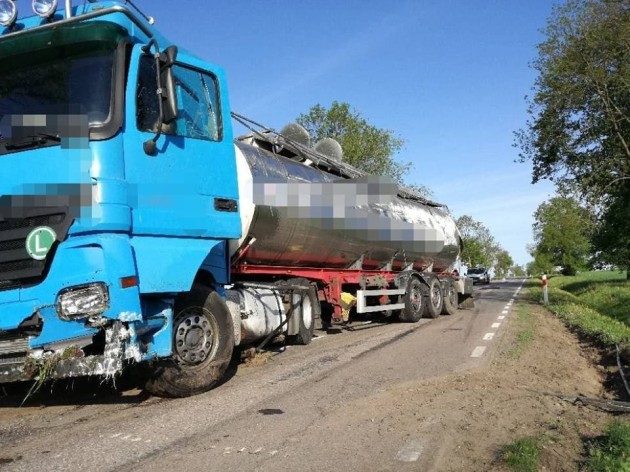 Na drodze leży cysterna z mlekiem. Kierowca chciał ominąć sarny