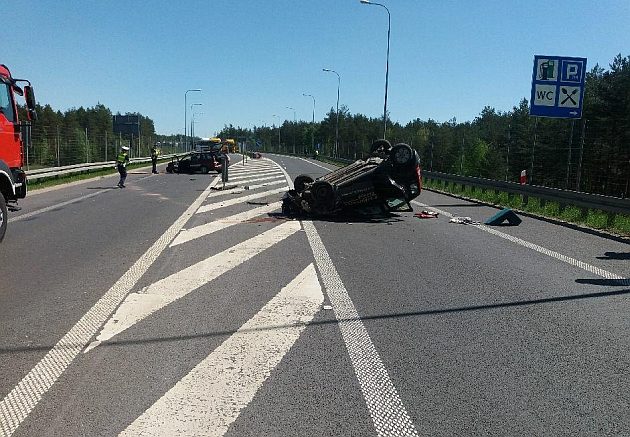 Wypadek koło Świętej Wody. Auto dachowało