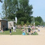 Słońce i bezpłatny wstęp przyciągnęły ludzi na majówkę na plaży