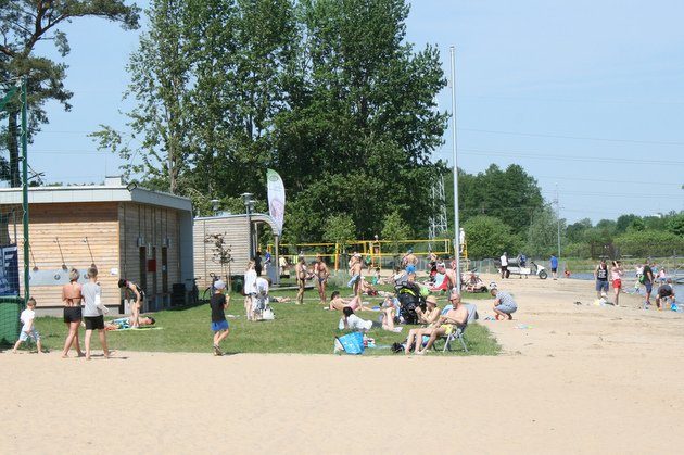 Słońce i bezpłatny wstęp przyciągnęły ludzi na majówkę na plaży