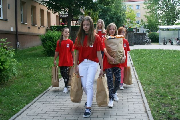 Dzieci podały dobro dalej. Ponad 250 kg żywności trafi do potrzebujących