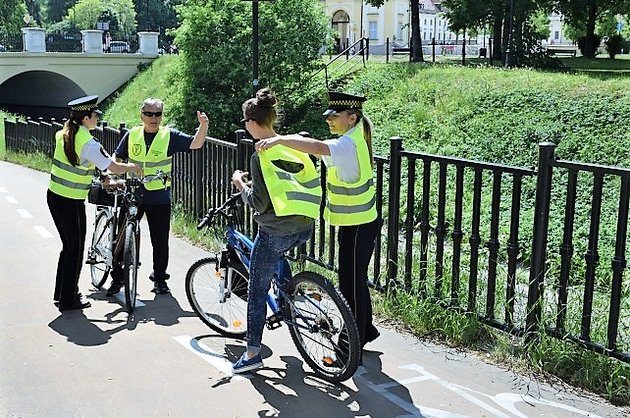 Takie kamizelki mogą uratować życie. Rozdają je strażnicy miejscy