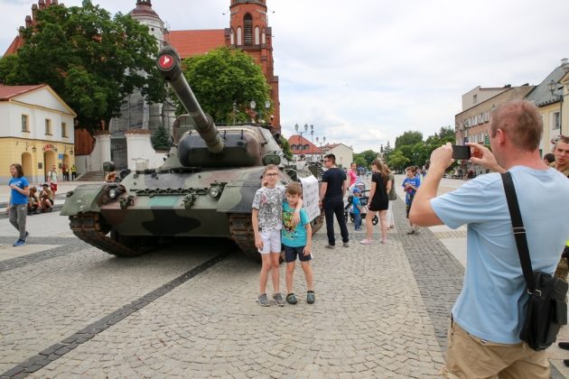 Podlaski Piknik Militarny. Pokazy sprzętu, parada przez Białystok i jarmark