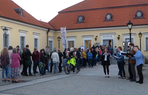 Różowa guma do żucia na rynku. Do muzeów ustawiały się kolejki