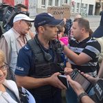 Okazali poparcie dla protestujących w sejmie. Wylegitymowała ich policja