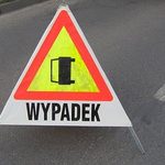 Auto uderzyło w drzewo. 4 policjantów jest rannych