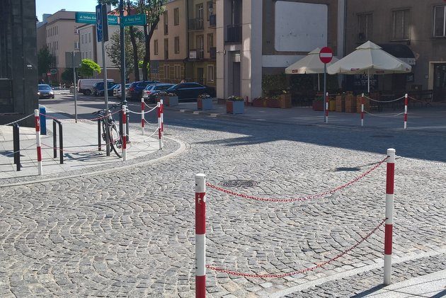 Kto ma pierwszeństwo? Na jednej z ulic w centrum kierowcy mają z tym problem