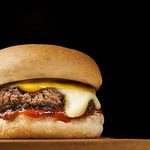 Międzynarodowy Dzień Burgera. Znasz historię tej słynnej kanapki?