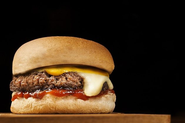 Międzynarodowy Dzień Burgera. Znasz historię tej słynnej kanapki?