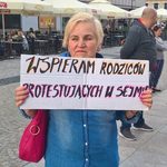 Dzień Supermatki. KOD wspiera osoby protestujące w sejmie