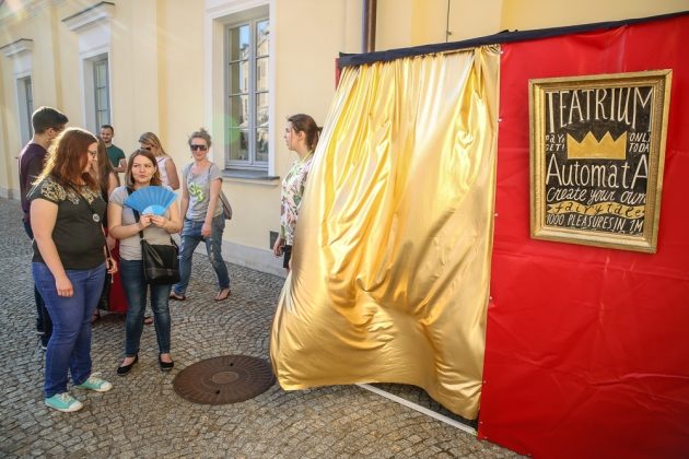 Usiądź wygodnie i wrzuć monetę. Do budki na rynku ustawiała się kolejka [ZDJĘCIA]