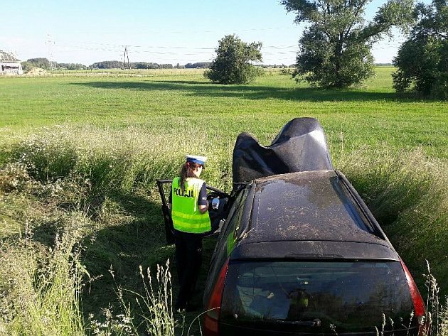 Stracił panowanie nad autem i uderzył w drzewo. Trafił do szpitala