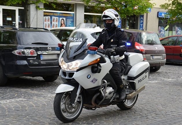 Wykrwawiał się podczas jazdy. Pomogli policjanci